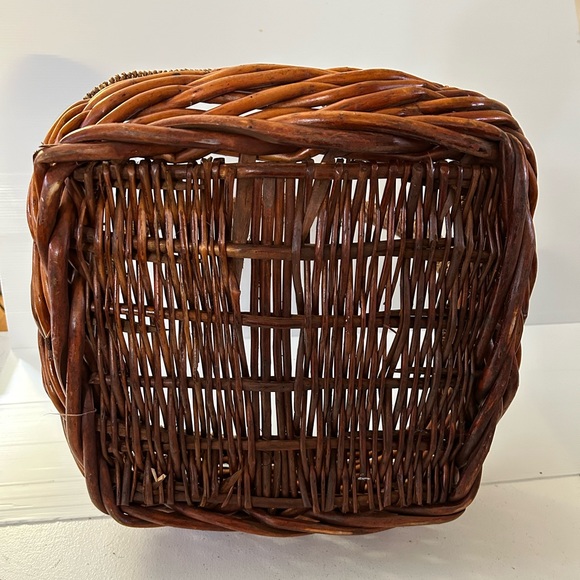 🟣 $11 SUPER SALE 🟣 WOVEN BASKET with woven handle - Picture 4 of 5